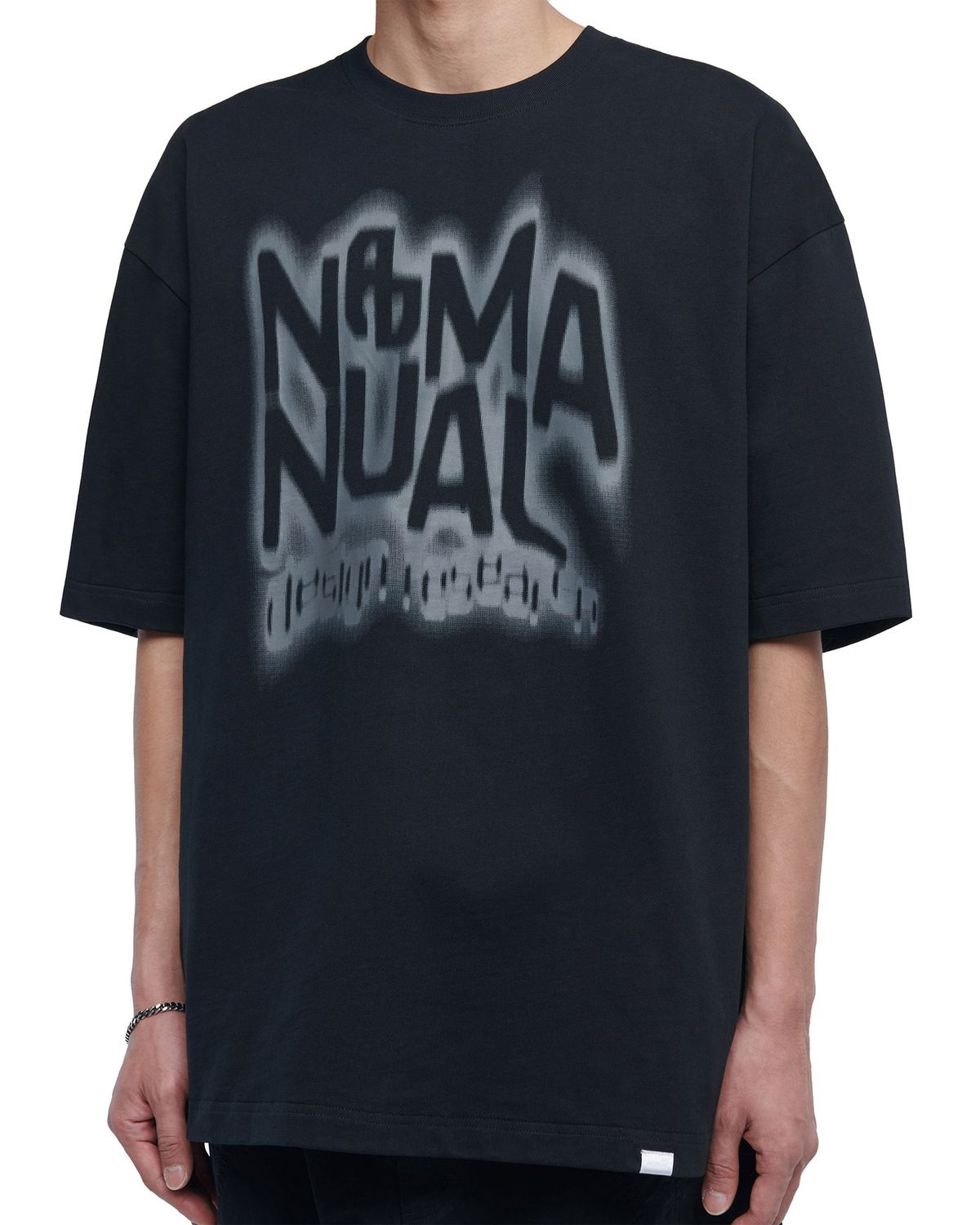 노매뉴얼(NOMANUAL) BUZZ T-SHIRT - BLACK
