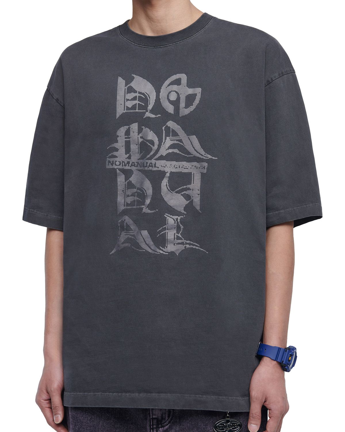 노매뉴얼(NOMANUAL) BLACK LETTER T-SHIRT - CHARCOAL