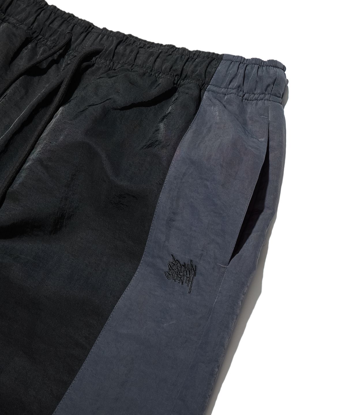 브라운브레스(BROWNBREATH) NYLON LINE PANTS - BLACK