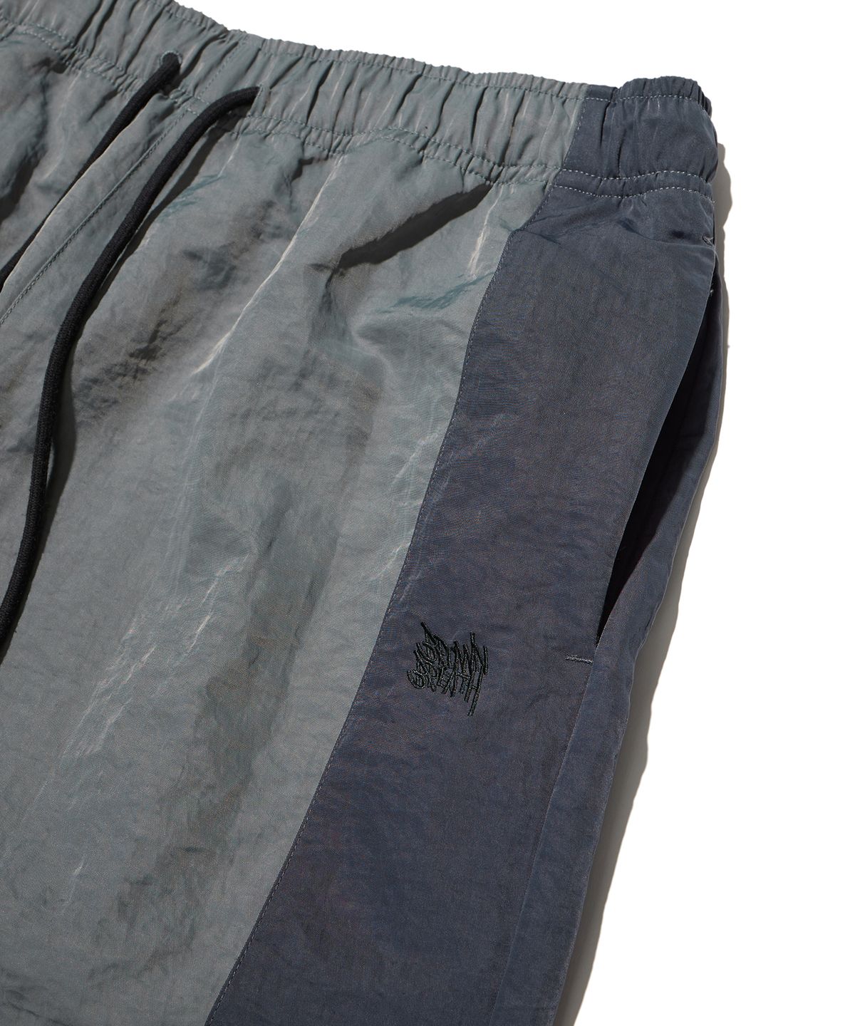 브라운브레스(BROWNBREATH) NYLON LINE PANTS - GREY