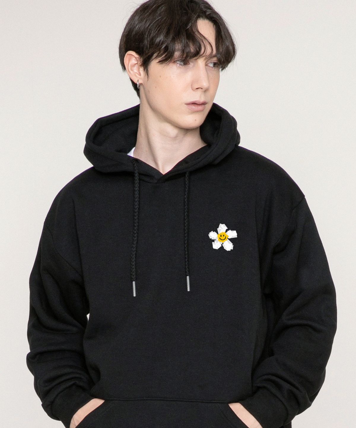 그레이버(GRAVER) [UNISEX]스몰 테잎 플라워 도트 스마일 후드티_블랙