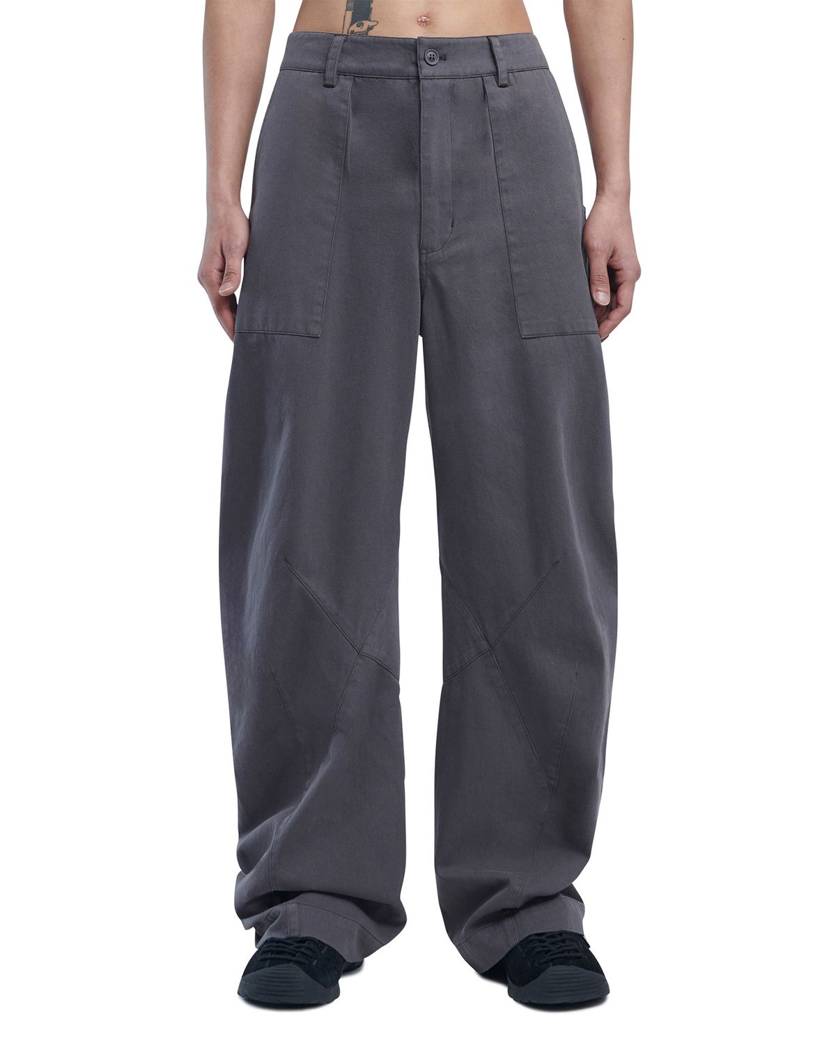 노매뉴얼(NOMANUAL) 3D CURVED PANTS - CHARCOAL