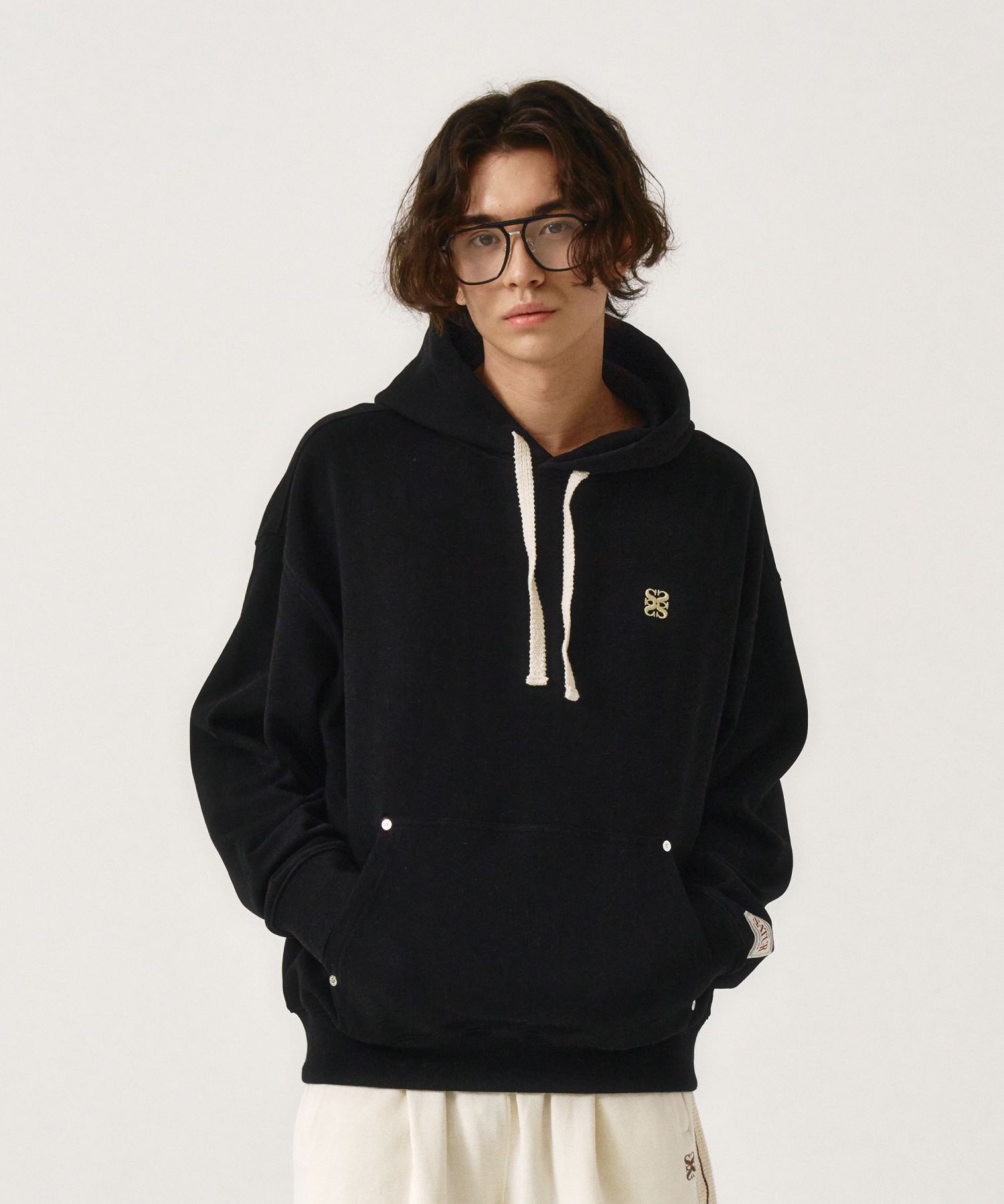 MUSINSA | SATUR Classic Small Logo Rivet Hood Classic Black