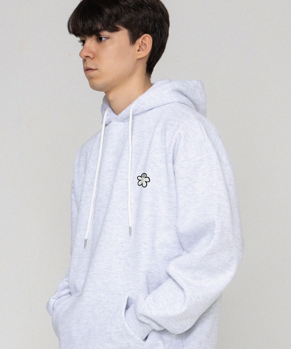 그레이버(GRAVER) [UNISEX]화이트 오드플라워 자수 후드티_멜란지화이트