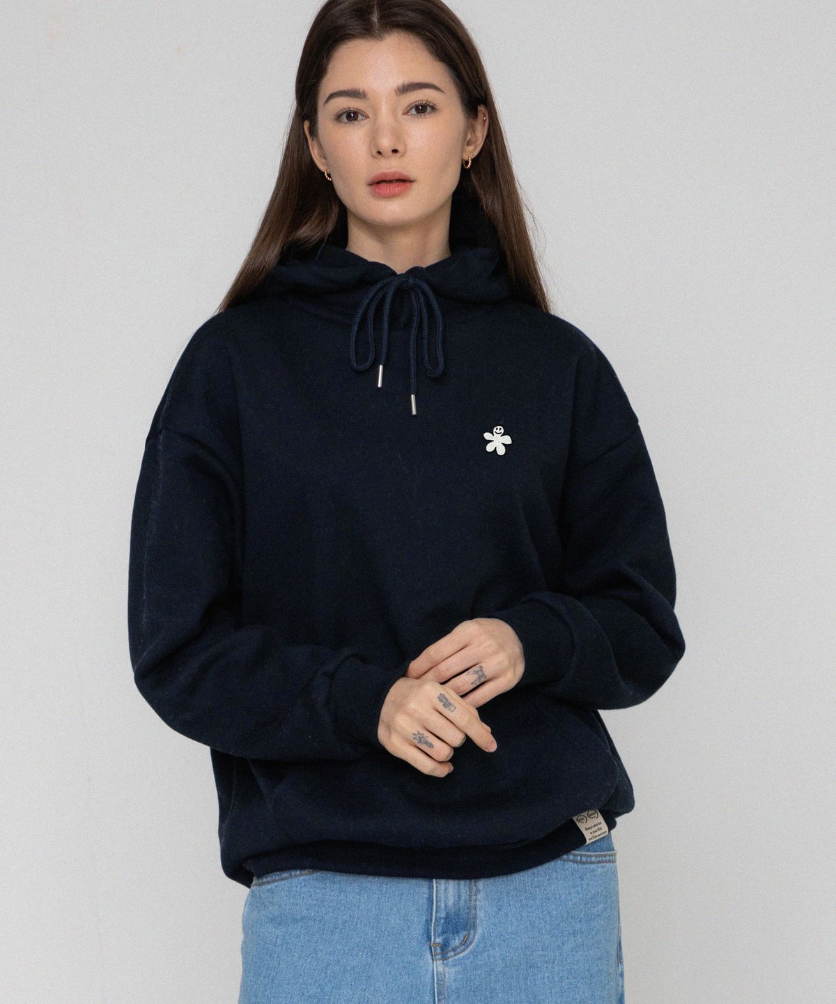 그레이버(GRAVER) [UNISEX]화이트 오드플라워 자수 후드티_네이비