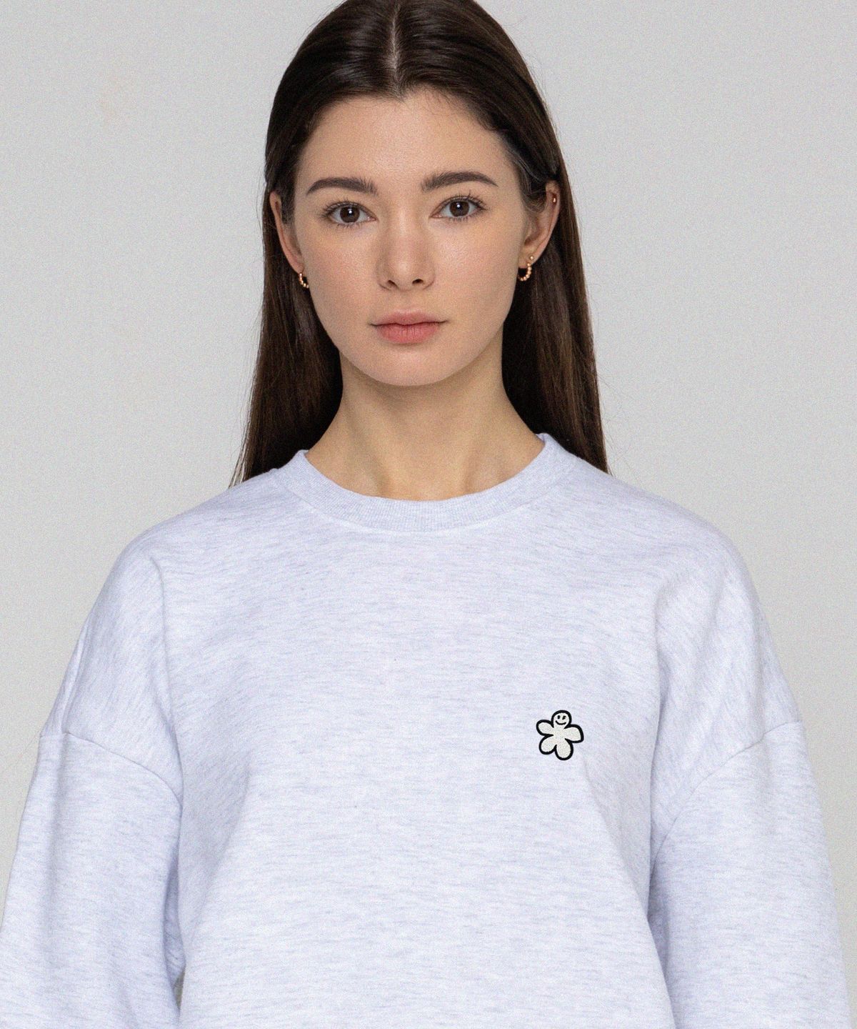 그레이버(GRAVER) [UNISEX]화이트 오드플라워 자수 맨투맨_멜란지화이트