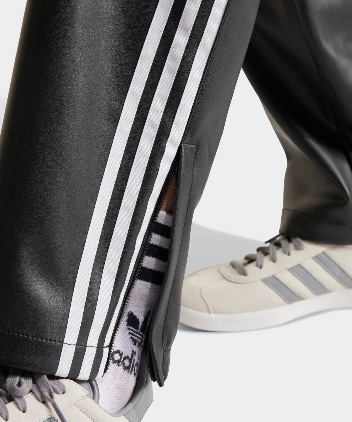 아디다스(ADIDAS) 포우 레더 3S 파이어버드 트랙 팬츠 - 블랙 / IZ4038