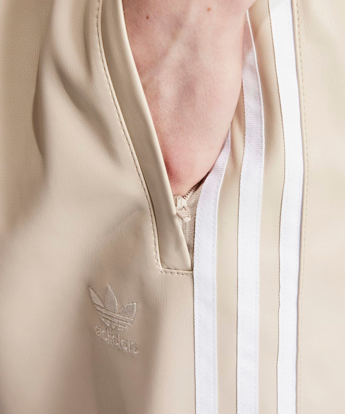 아디다스(ADIDAS) 포우 레더 3S 파이어버드 트랙 팬츠 - 베이지 / IZ4041