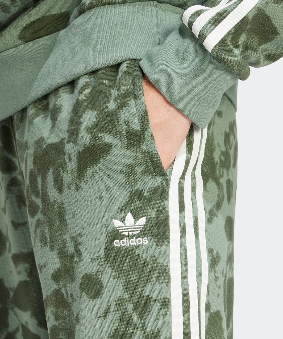 아디다스(ADIDAS) AOP 스웻 팬츠 - 그린 / IX5996