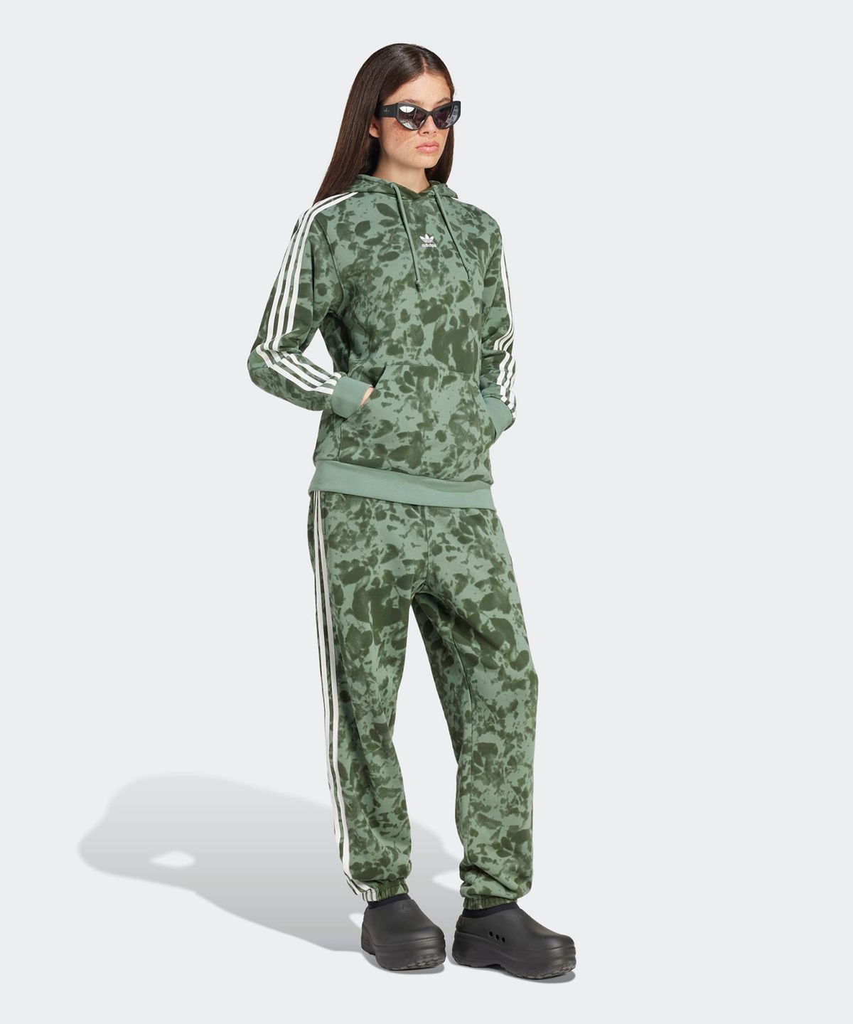 아디다스(ADIDAS) AOP 스웻 팬츠 - 그린 / IX5996