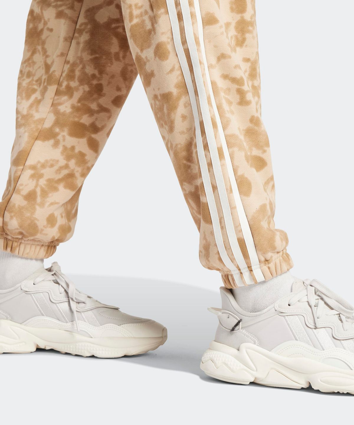 아디다스(ADIDAS) AOP 스웻 팬츠 - 베이지 / IX5997