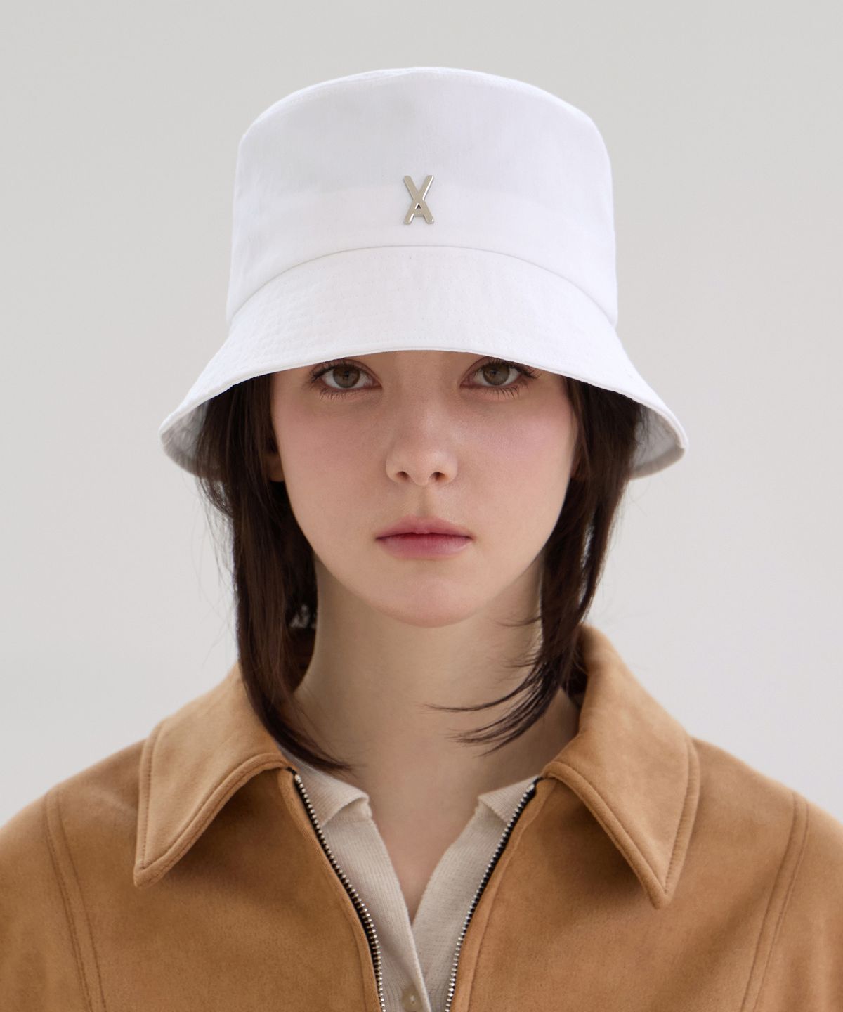바잘(VARZAR) VA 스터드 베이직 버킷햇 화이트