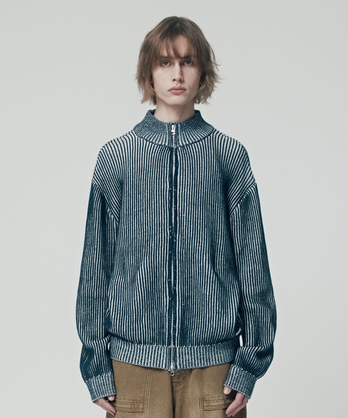 더바이닐하우스(THEVINYLHOUSE) VERTICAL PATTERN CARDIGAN BLUE (VH2ESUK680A)
