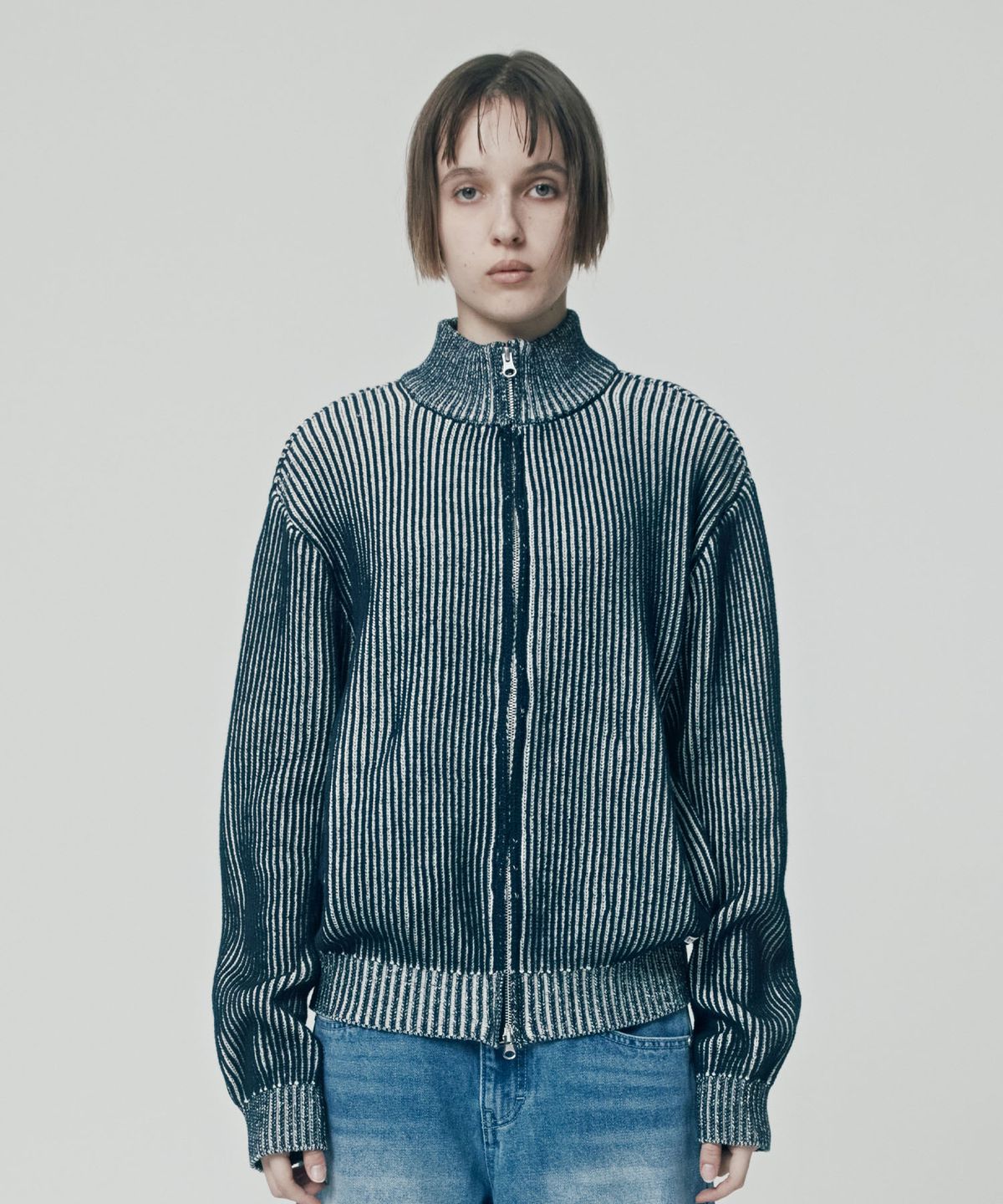 더바이닐하우스(THEVINYLHOUSE) VERTICAL PATTERN CARDIGAN BLUE (VH2ESUK680A)