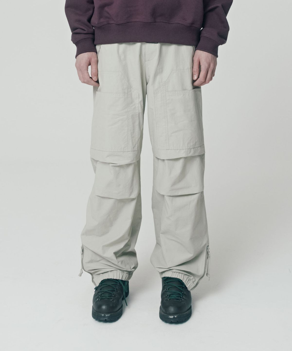 더바이닐하우스(THEVINYLHOUSE) SIDE ZIP PARACHUTE PANTS SAND (VH2ESUPA11A)