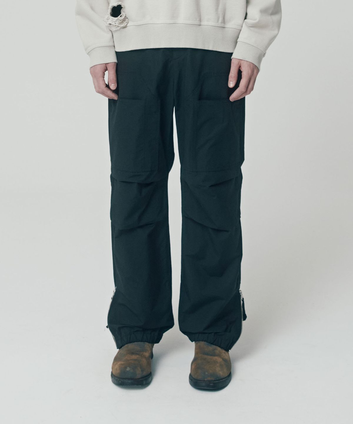 더바이닐하우스(THEVINYLHOUSE) SIDE ZIP PARACHUTE PANTS BLACK (VH2ESUPA11A)