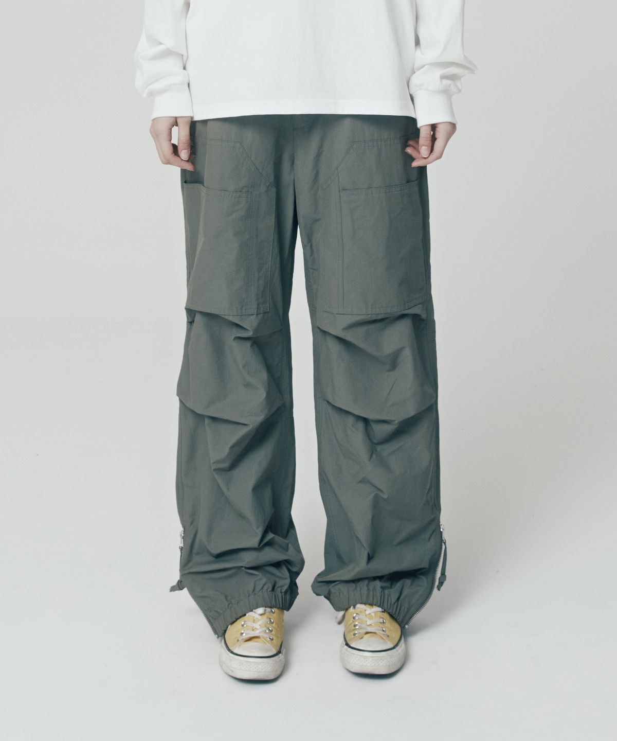 더바이닐하우스(THEVINYLHOUSE) SIDE ZIP PARACHUTE PANTS KHAKI (VH2ESUPA11A)