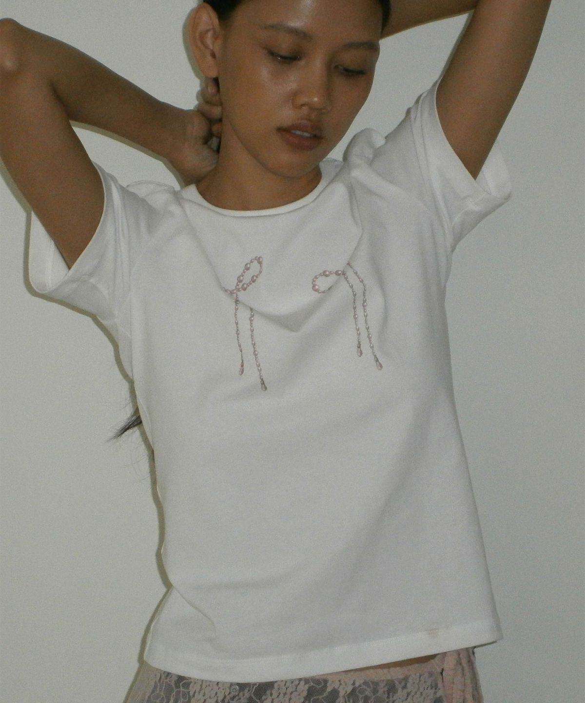 밀로 우먼(MILLO WOMEN) 펄 리본 티셔츠 [화이트]