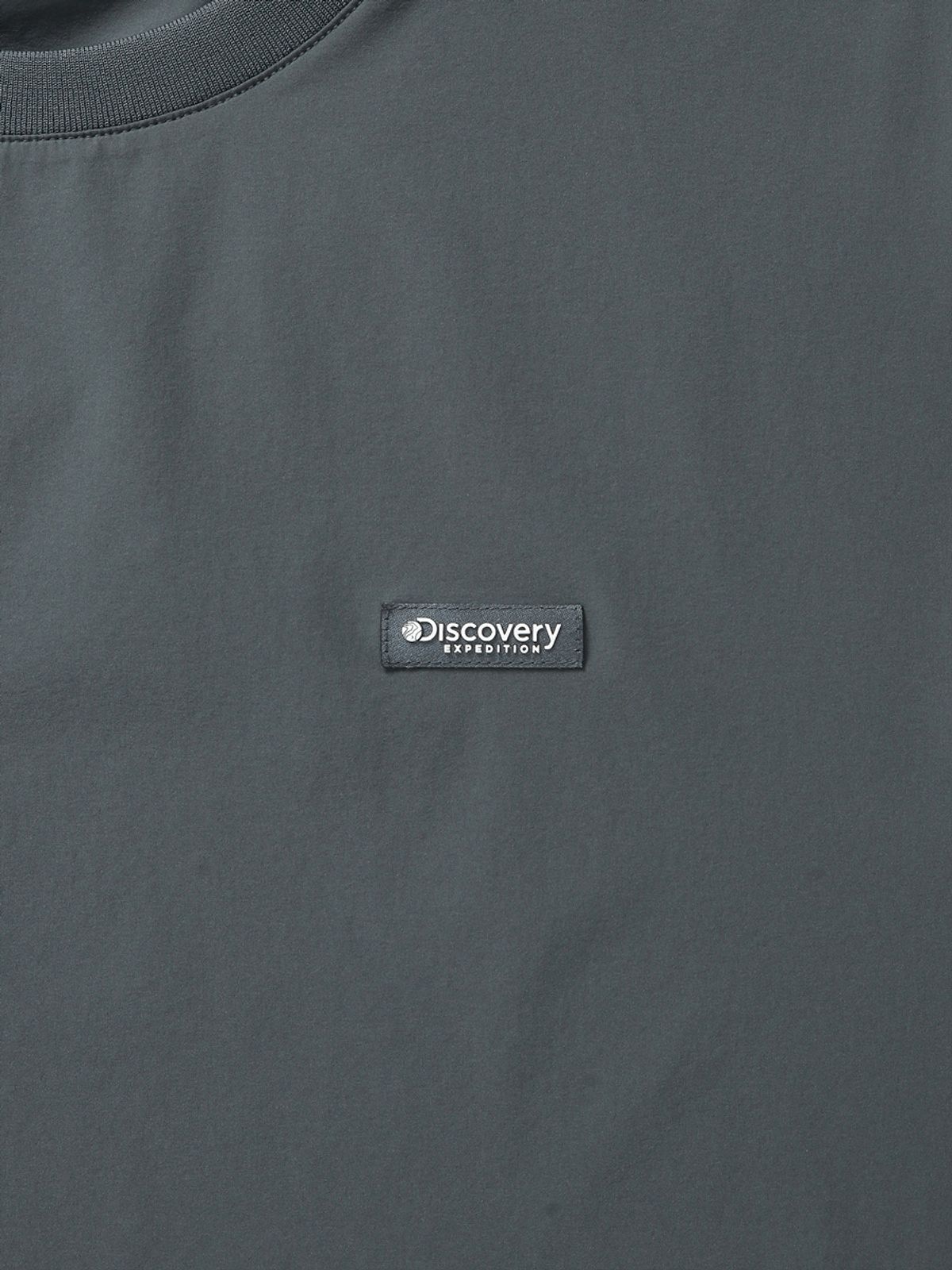 디스커버리 익스페디션(DISCOVERY EXPEDITION) 프레시벤트 폴튼 에센셜 우븐 반팔티셔츠 (D/GREY)