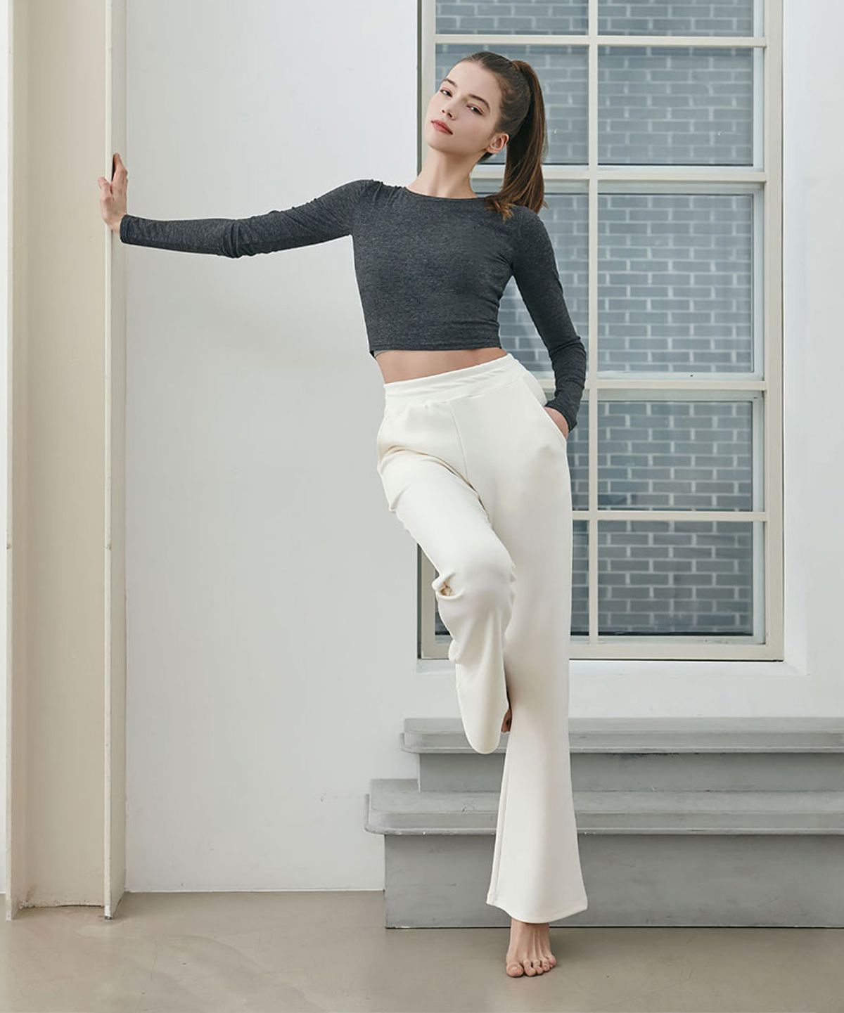 데비웨어(DEVIWEAR) 백 컷아웃 롱슬리브 DEVI-T0102-차콜