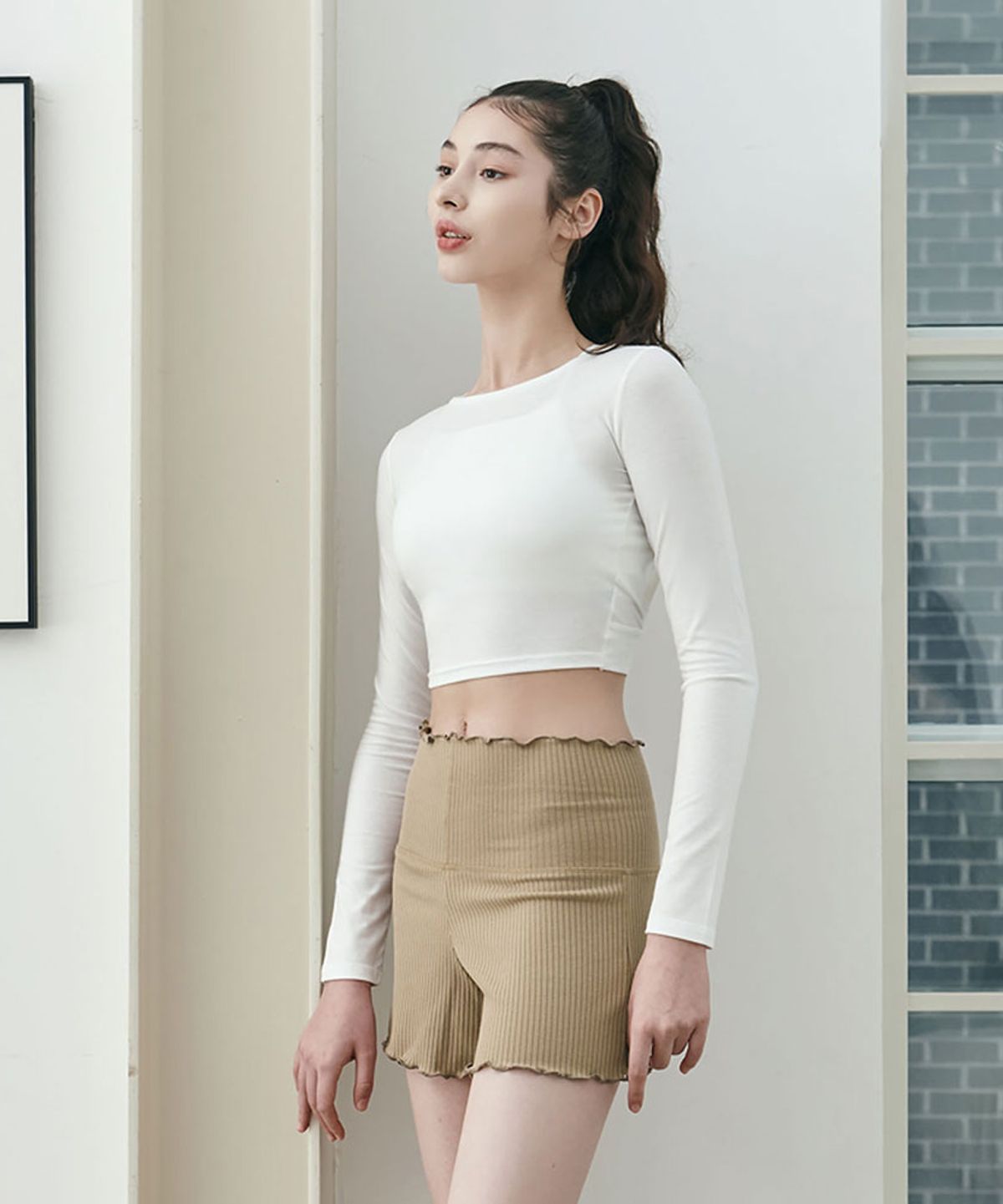 데비웨어(DEVIWEAR) 백 컷아웃 롱슬리브 DEVI-T0102-화이트