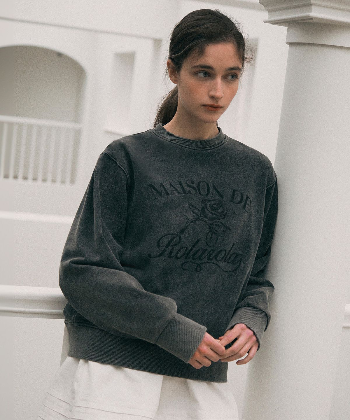 로라로라(ROLAROLA) PIGMENT ROSE SWEATSHIRT CHARCOAL