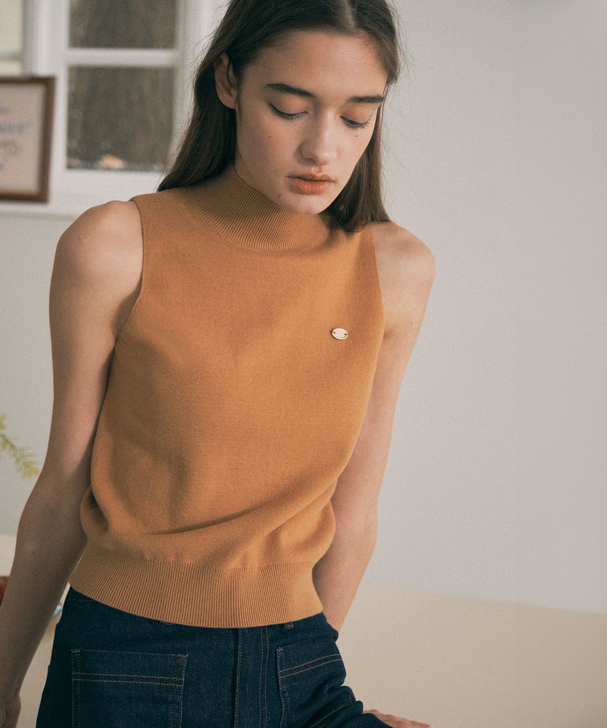 로라로라(ROLAROLA) SLEEVELESS HIGH NECK KNIT BEIGE