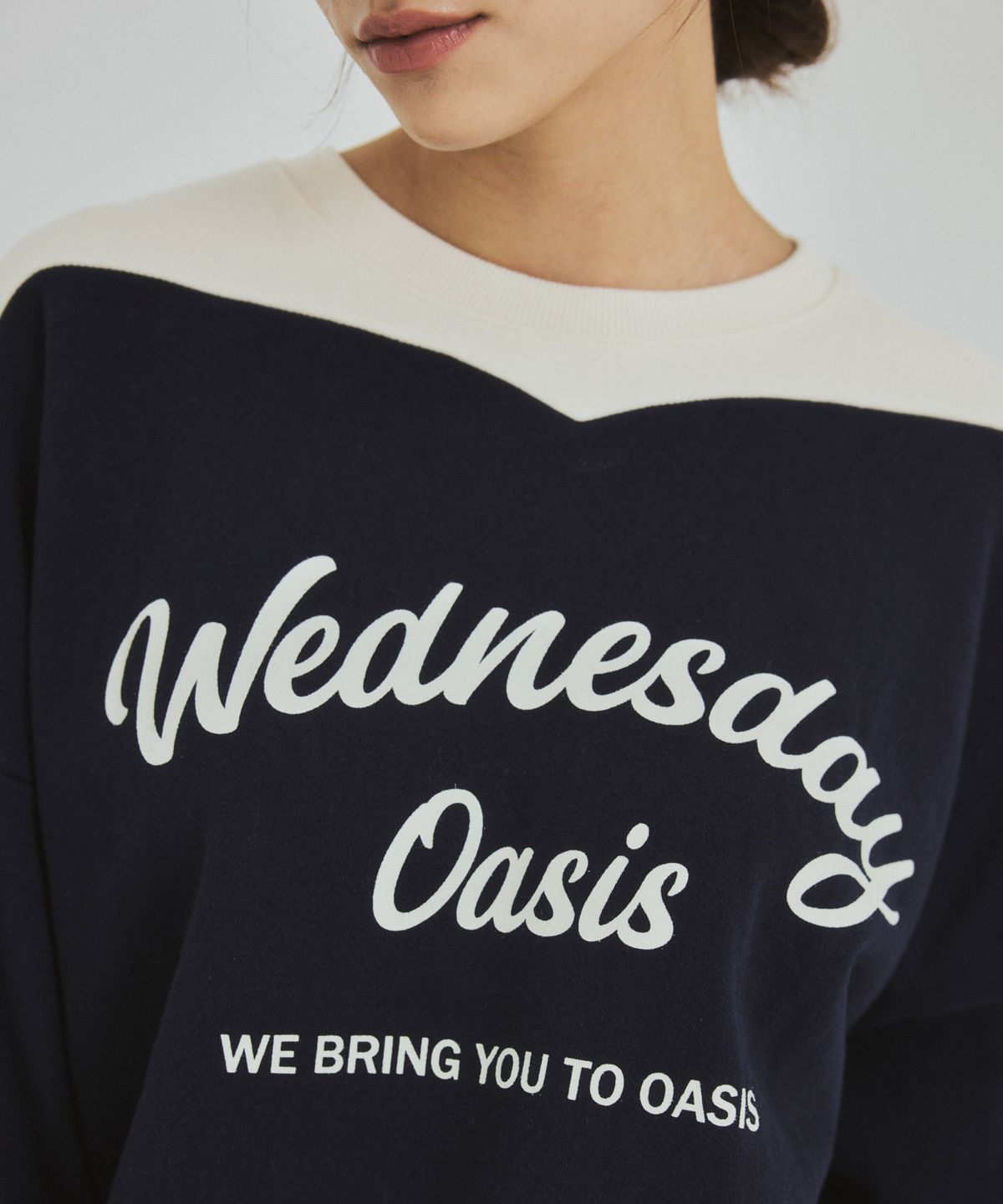 웬즈데이오아시스(WEDNESDAY OASIS) 시그니처 절개 풀오버 맨투맨(3color)