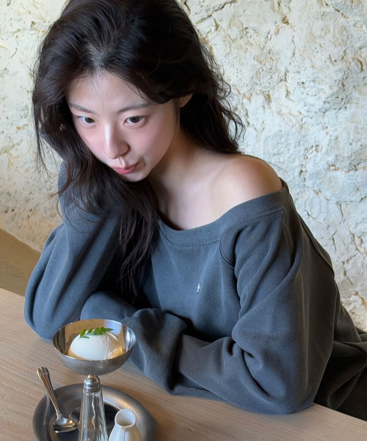 레터프롬문(LETTER FROM MOON) 에딘 오프숄더 스웻셔츠 ( 피그먼트 차콜 )