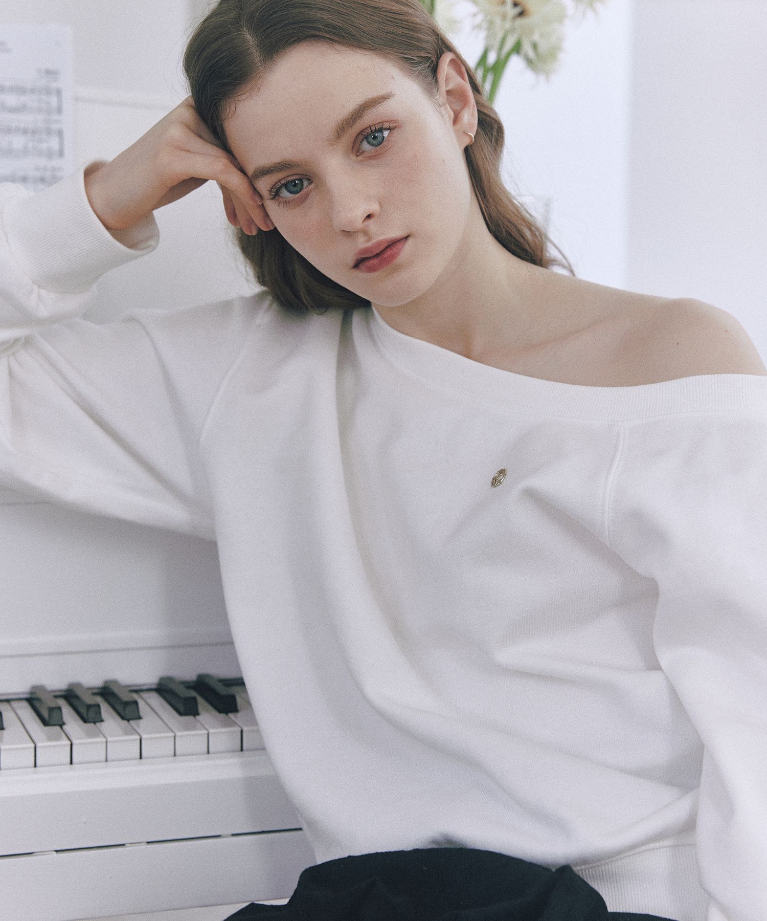 MUSINSA | LETTER FROM MOON Edin off-shoulder sweatshirt (ivory)