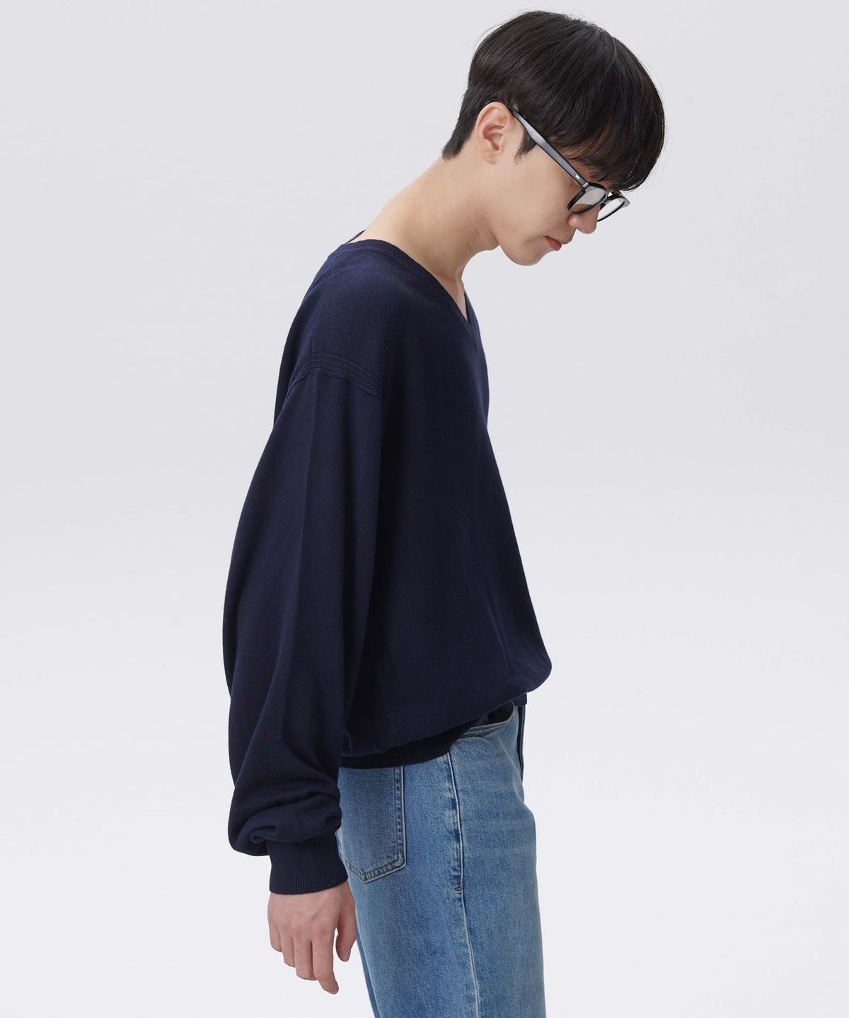 플랙(PLAC) 브이넥 리버스 디테일 니트 네이비