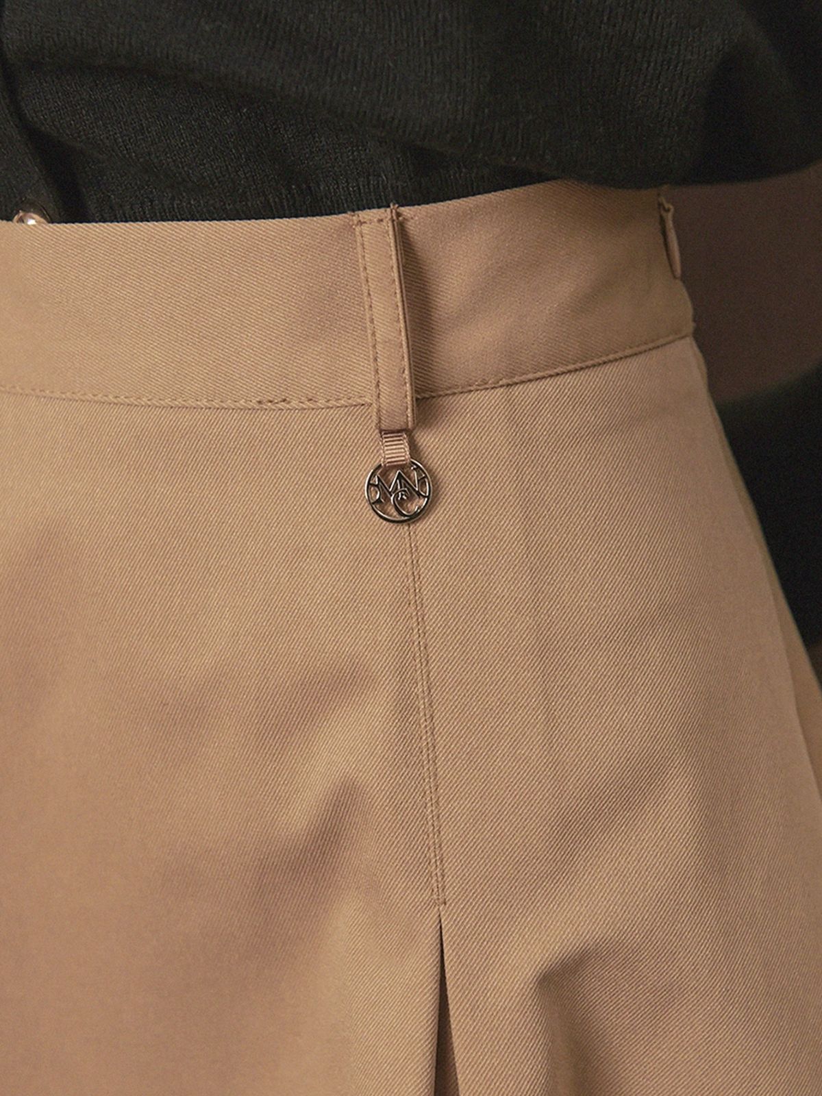 미케네(MICANE) 어바니티 핀턱 맥시 스커트 베이지