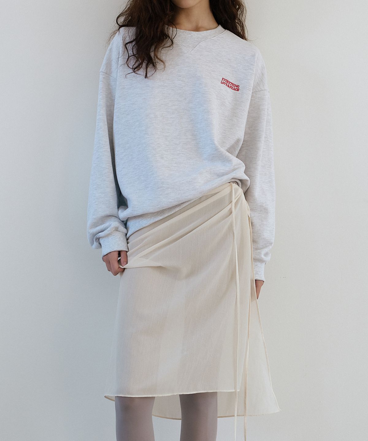 유라고(URAGO) Peace embroidery sweatshirt