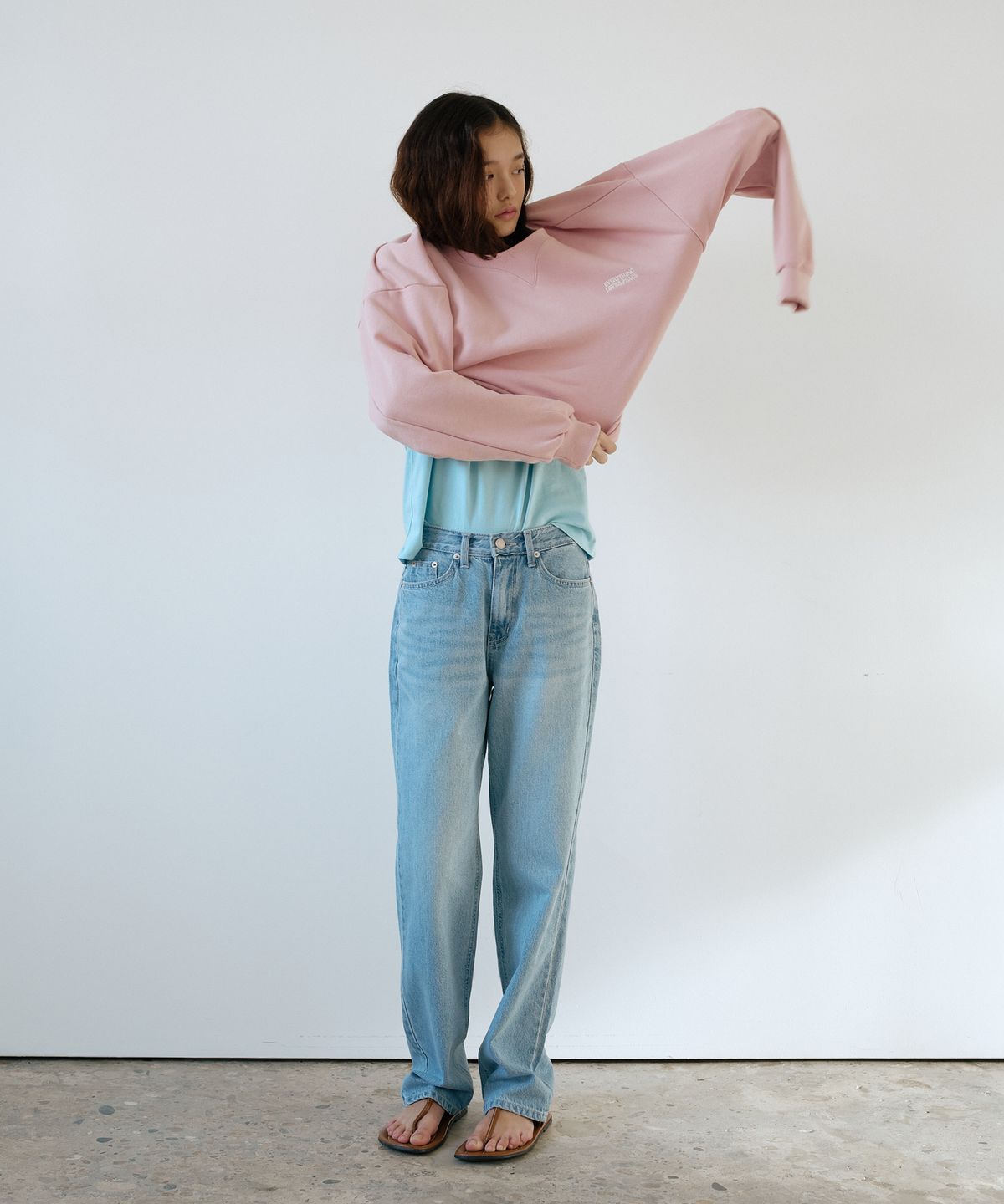 유라고(URAGO) Peace embroidery sweatshirt