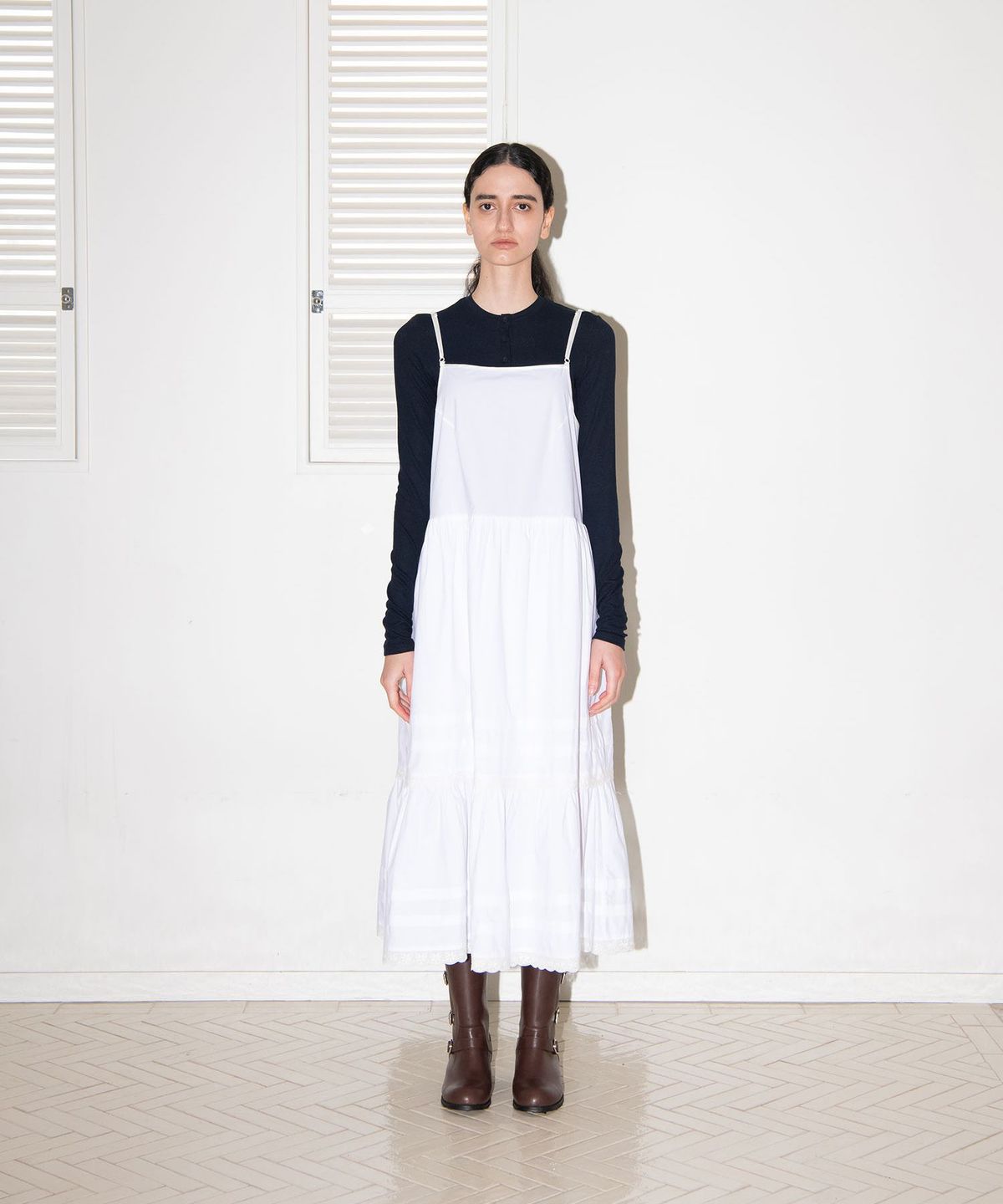 마이스(MAIS) BACK OPEN LACE SHIRRING DRESS / WHITE