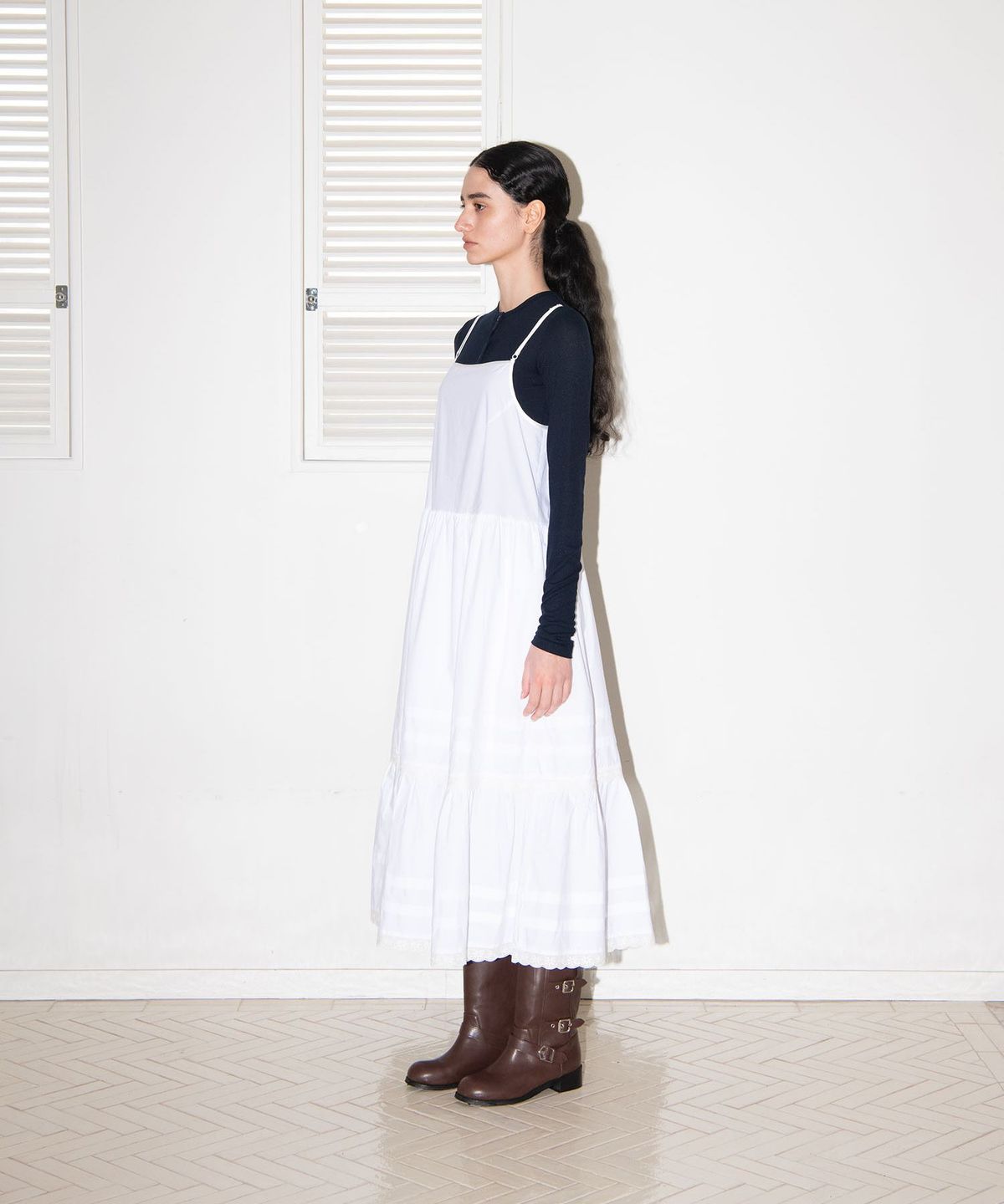 마이스(MAIS) BACK OPEN LACE SHIRRING DRESS / WHITE