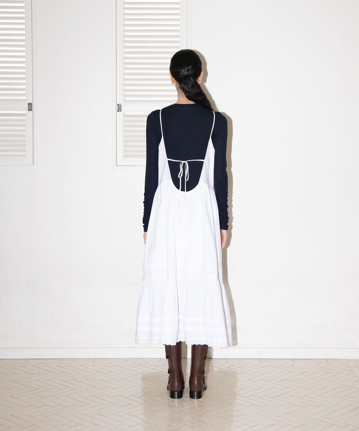 마이스(MAIS) BACK OPEN LACE SHIRRING DRESS / WHITE