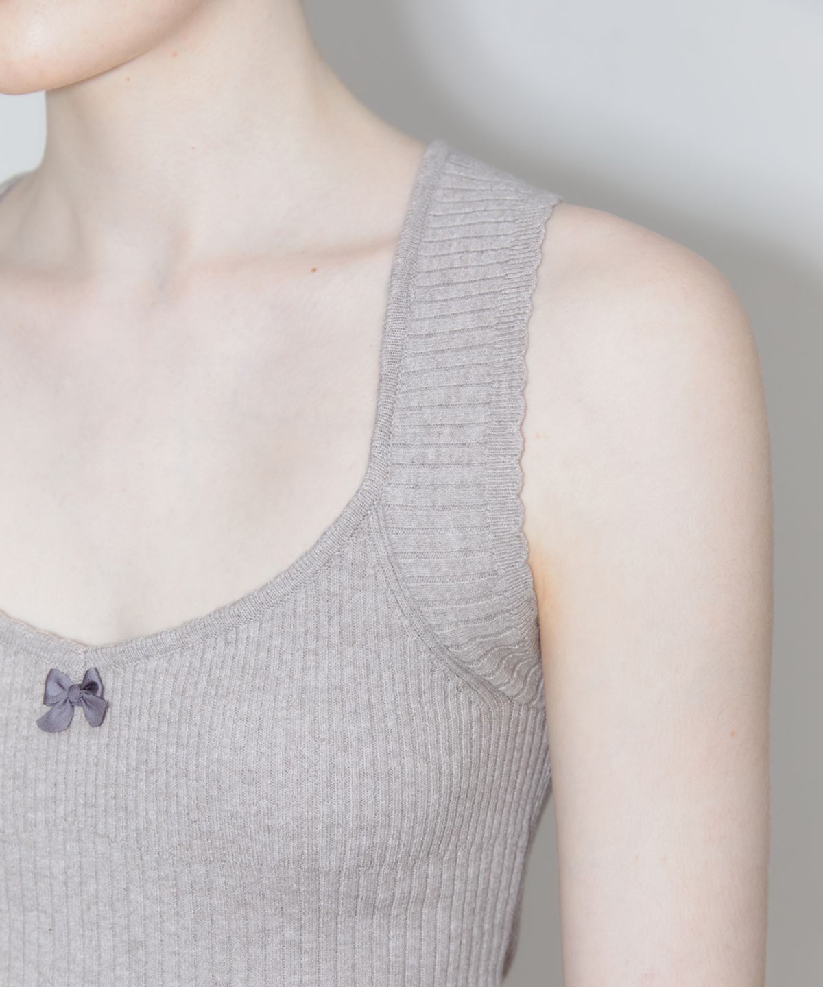 시눈(SINOON) SCALLOP PUNCHING KNIT SLEEVELESS (GREY)