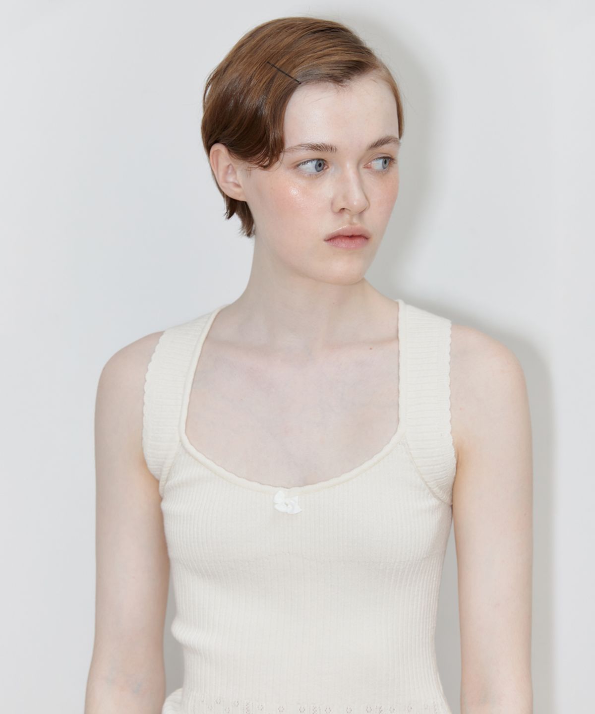 시눈(SINOON) SCALLOP PUNCHING KNIT SLEEVELESS (IVORY)