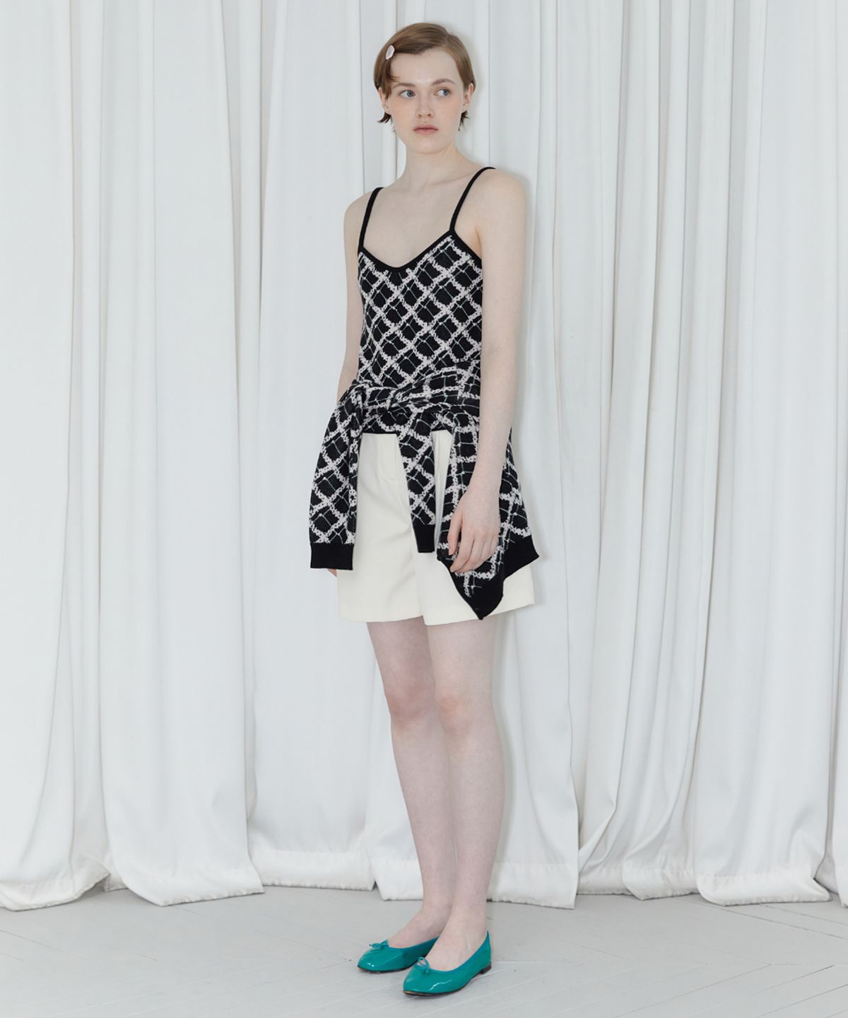 시눈(SINOON) FLOWER PATTERN SLEEVELESS (BLACK)
