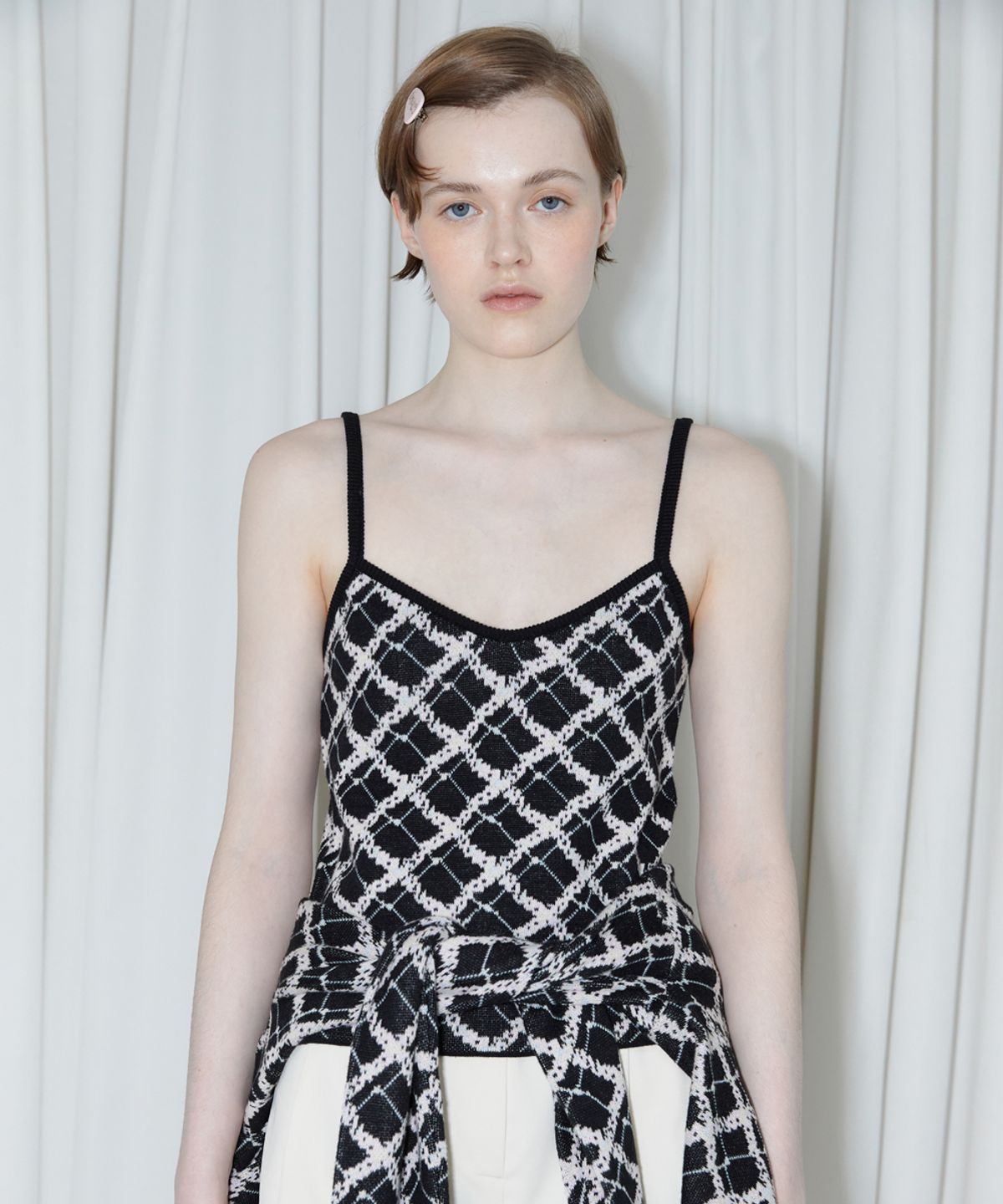시눈(SINOON) FLOWER PATTERN SLEEVELESS (BLACK)