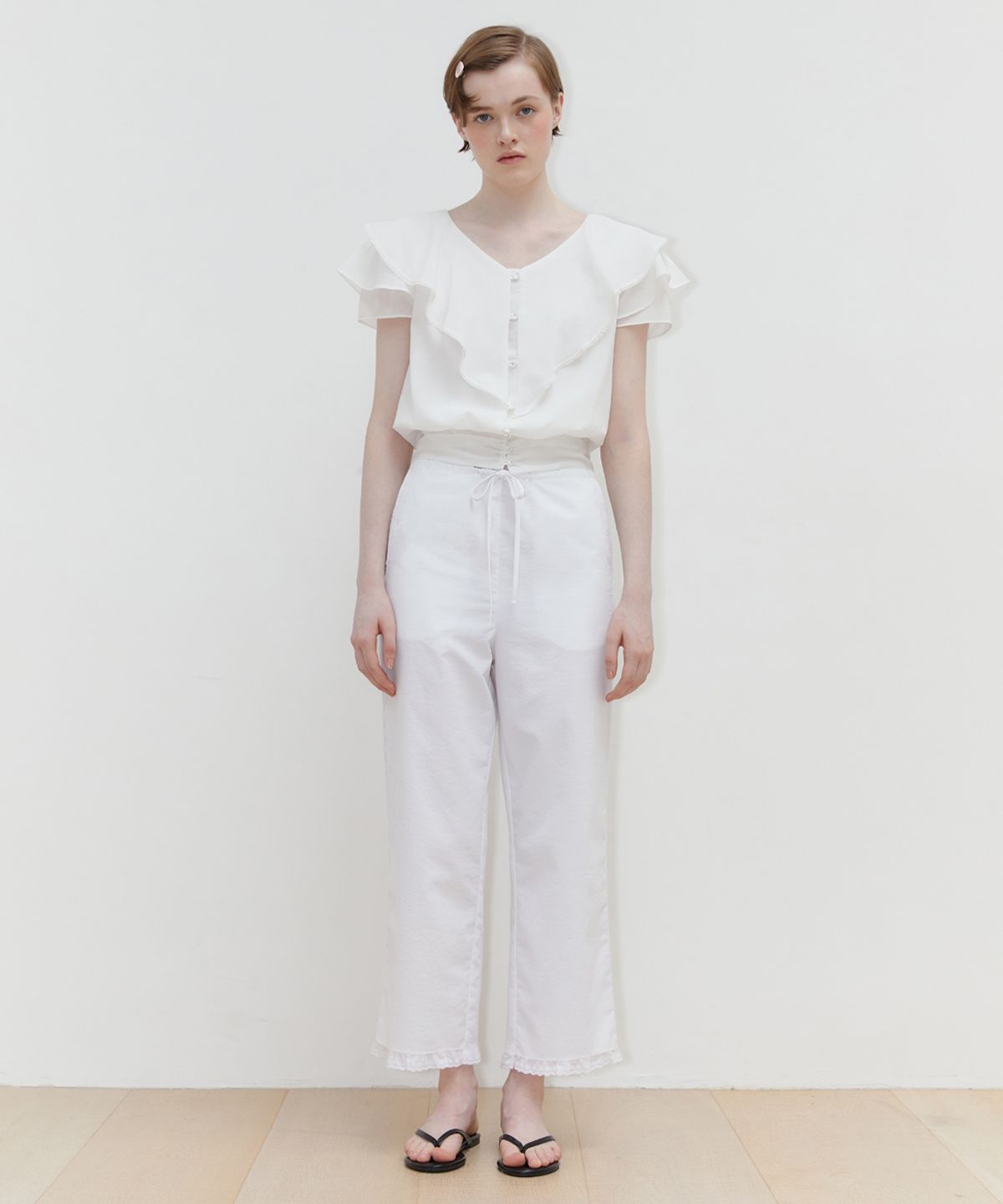 시눈(SINOON) V-NECK RUFFLE BLOUSE (WHITE)