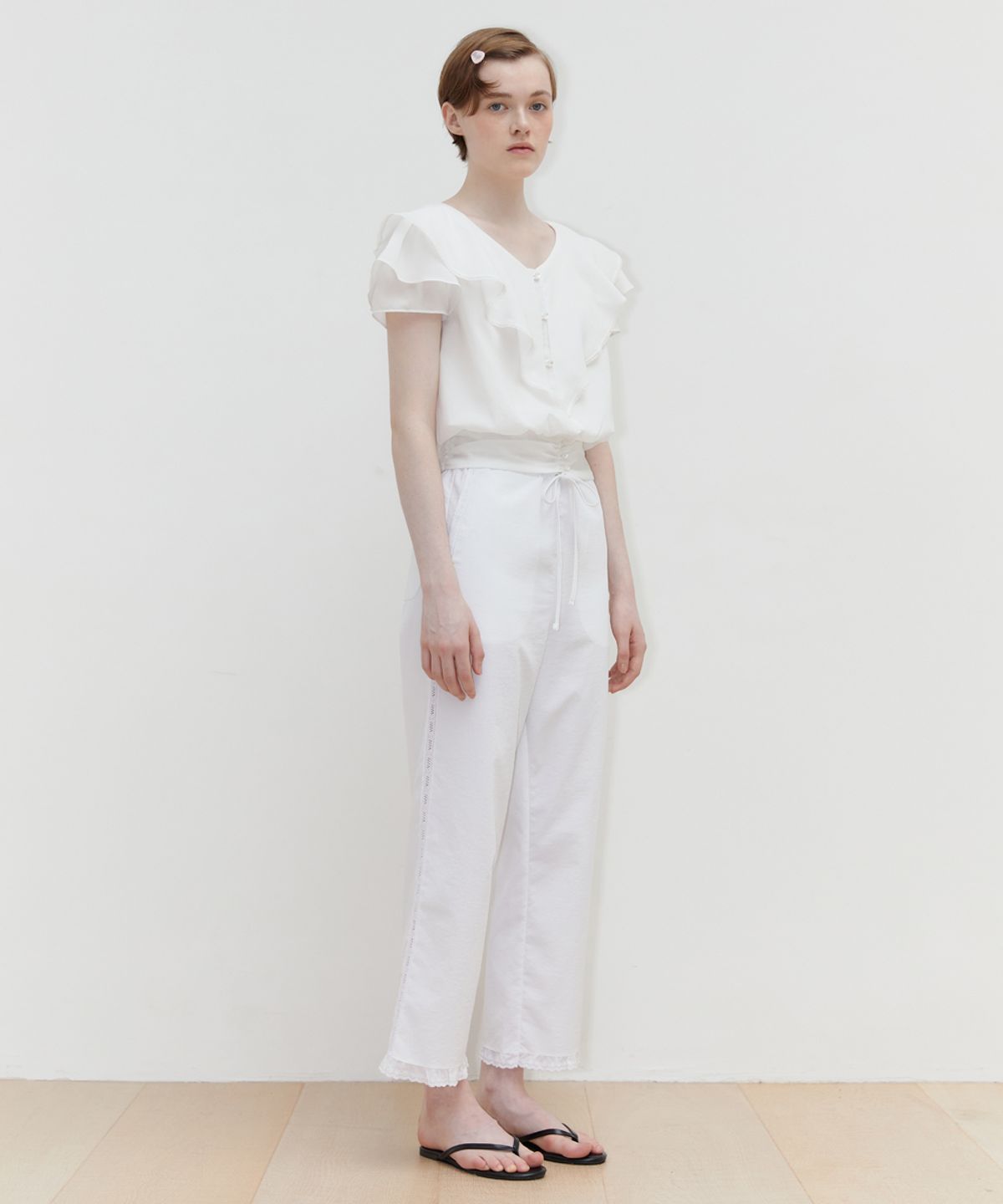 시눈(SINOON) V-NECK RUFFLE BLOUSE (WHITE)