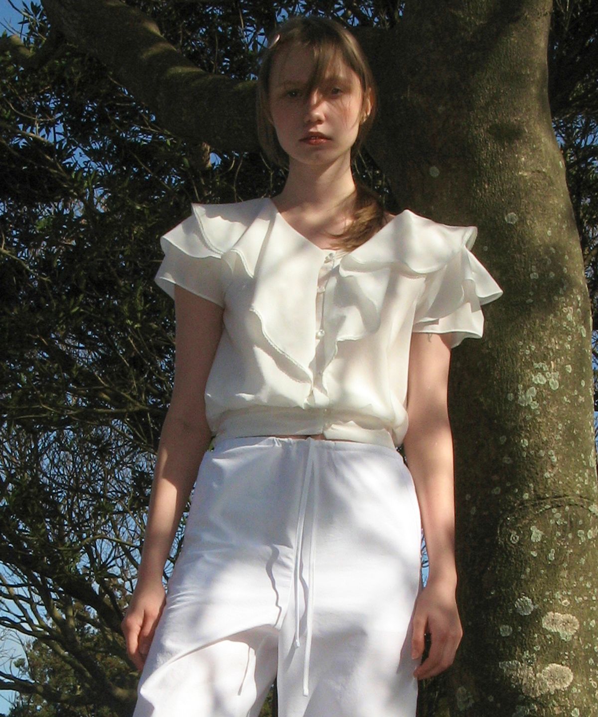 시눈(SINOON) V-NECK RUFFLE BLOUSE (WHITE)