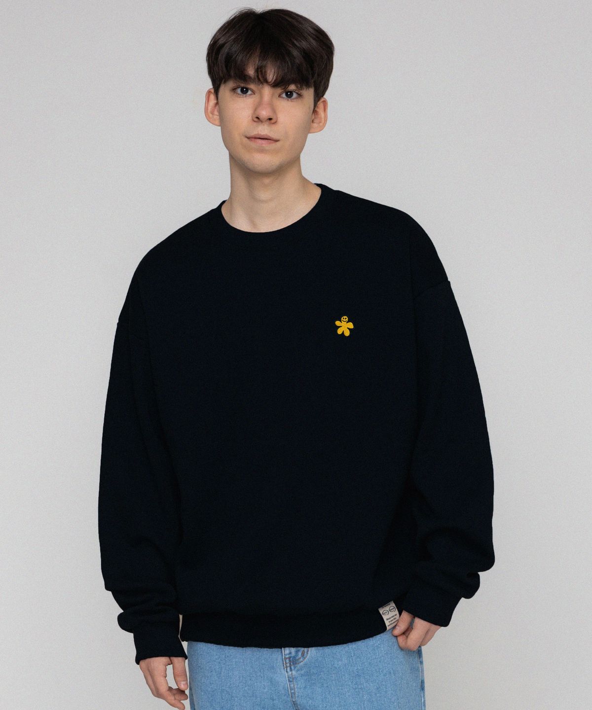 그레이버(GRAVER) [UNISEX]옐로우 오드플라워 자수 맨투맨_블랙