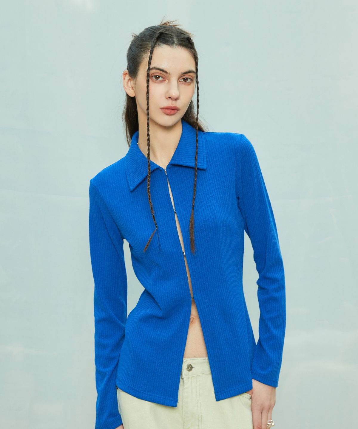 라티젠(LARTIGENT) L9 CUTOUT COLLAR TOP(BLUE)
