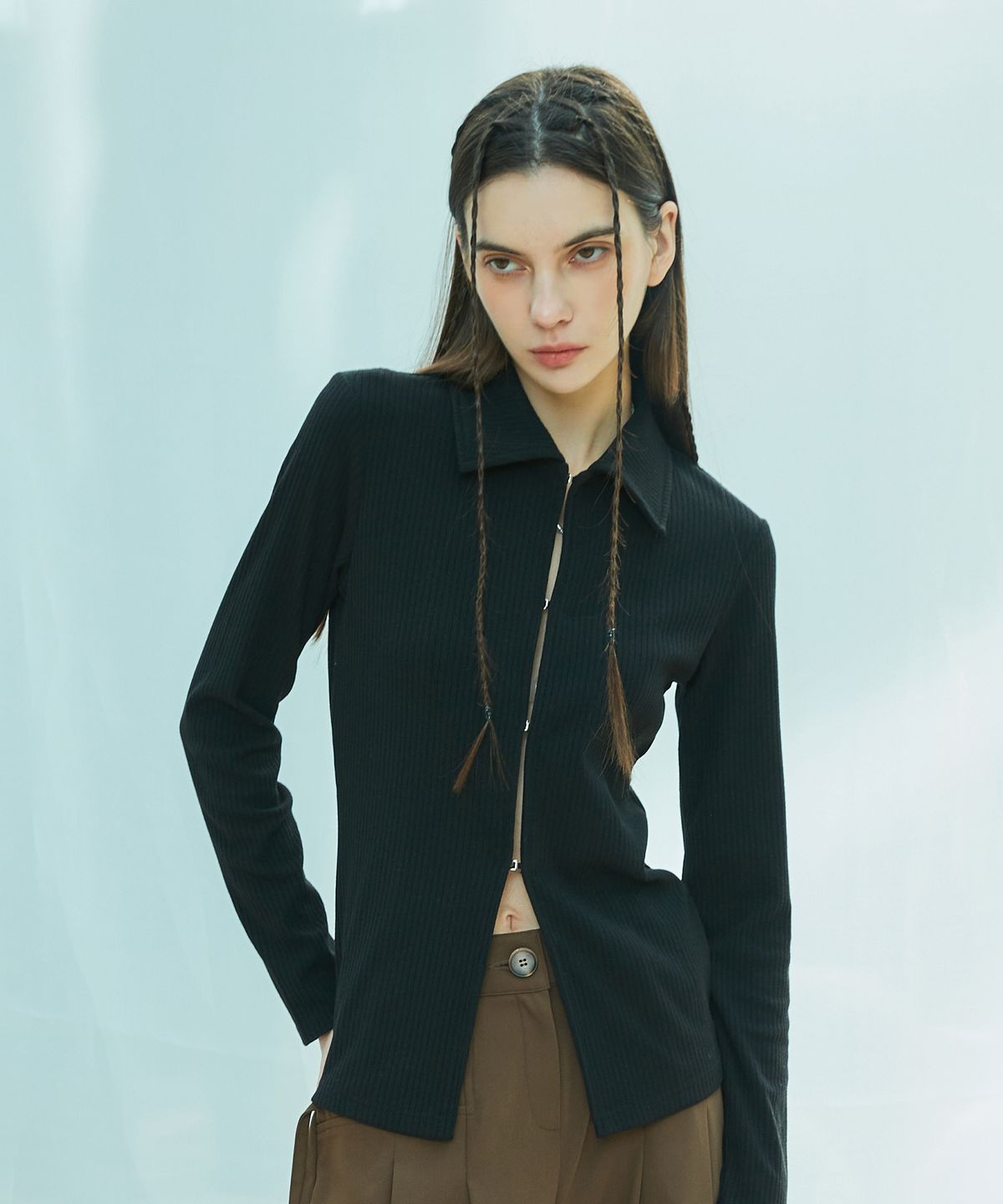 라티젠(LARTIGENT) L9 CUTOUT COLLAR TOP(BLACK)