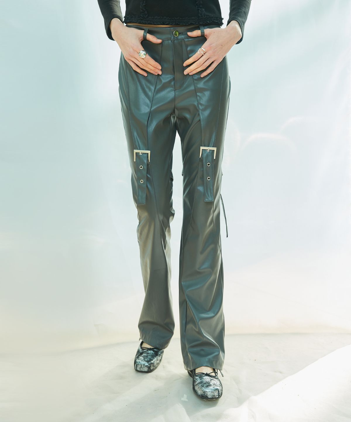 라티젠(LARTIGENT) L9 BUCKLE BOOTCUT PANTS(CHARCOAL)