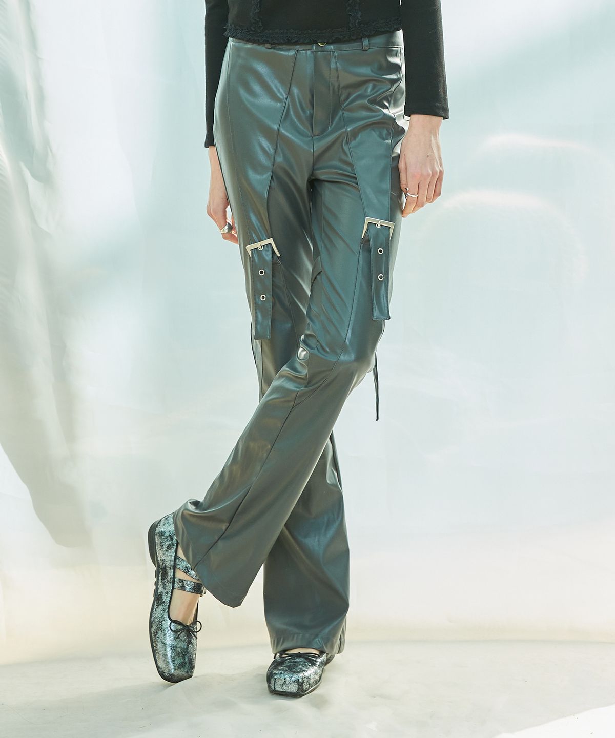 라티젠(LARTIGENT) L9 BUCKLE BOOTCUT PANTS(CHARCOAL)