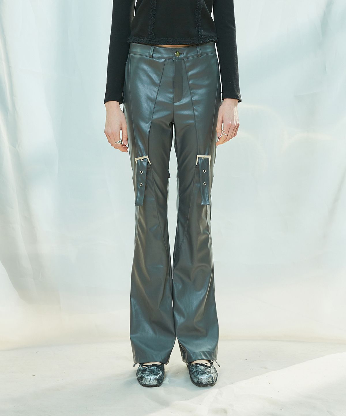 라티젠(LARTIGENT) L9 BUCKLE BOOTCUT PANTS(CHARCOAL)